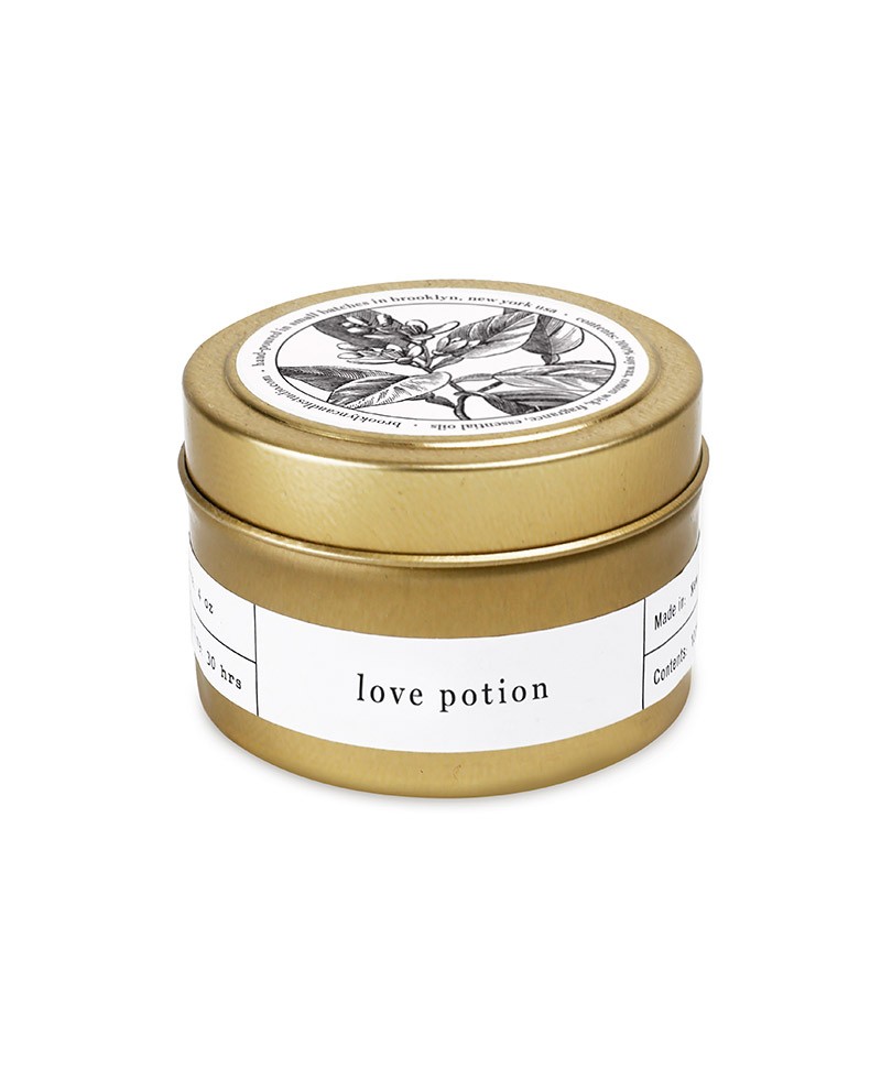Hier abgebildet ist die Handgegossene Duftkerze Minimalist Gold Travel Love Potion von Brooklyn Candle Studio – im Onlineshop RUAM concept store