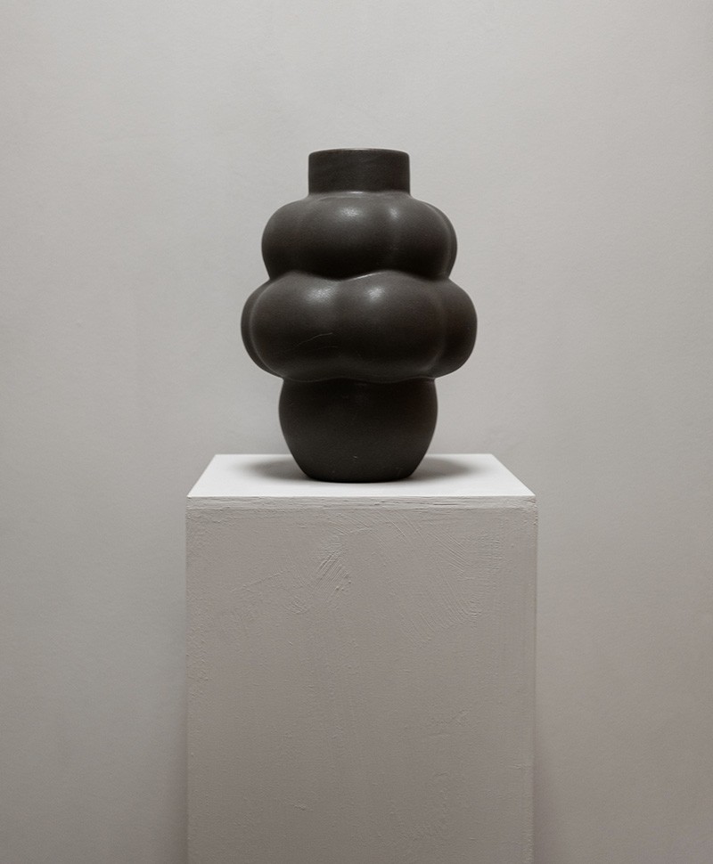 Hier abgebildet die Balloon Ceramic Vase #04 Grande von Louise Roe - RAUM concept store