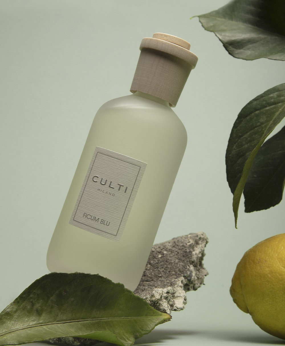 Hier abgebildet ist ein Moodbild des Diffusors Stile Duft Ficum Blu 2500ml von Culti Milano – im Onlineshop RAUM concept store