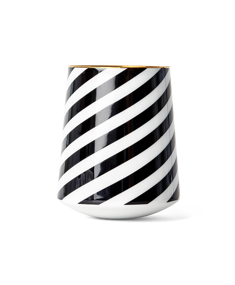 Hier ist das Produktbild des Weissweinbecher Grand Cru Gold in der Farbe black curl zu sehen – im Onlineshop RAUM concept store