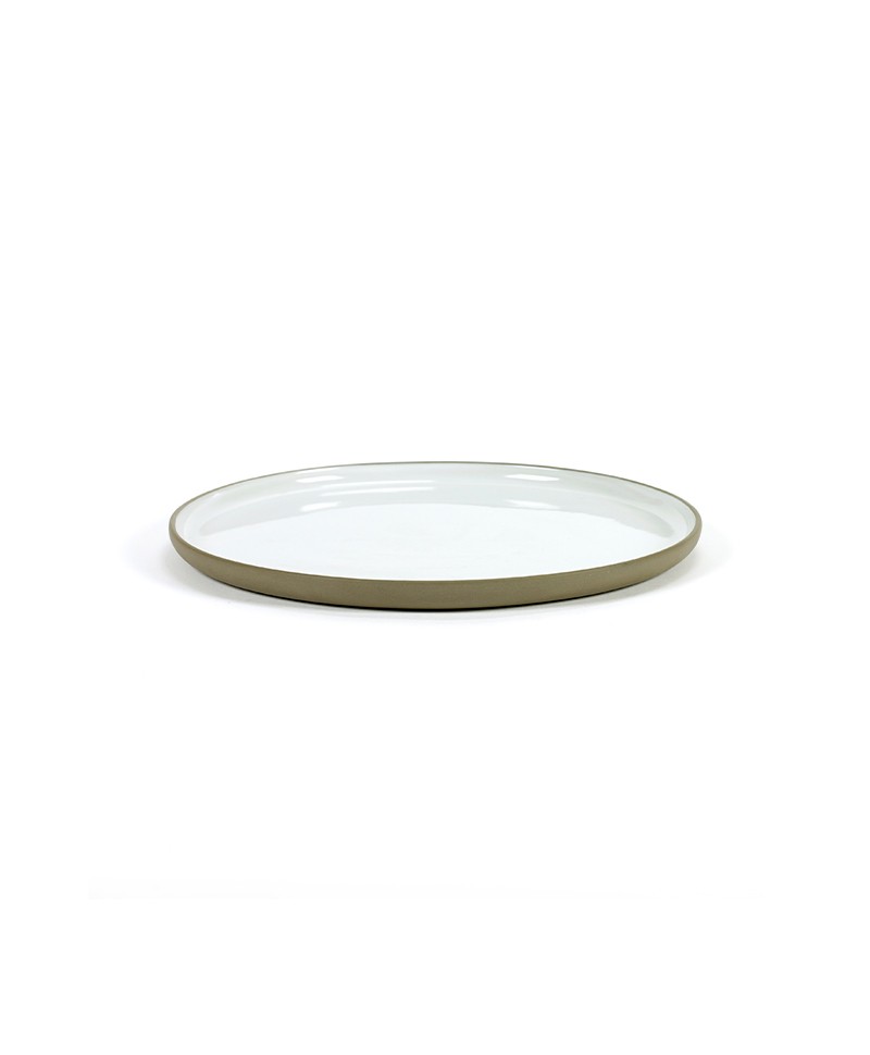 Hier sehen Sie einen flachen Teller von der Marke Serax aus der DUSK Kollektion – im Onlineshop RAUM concept store