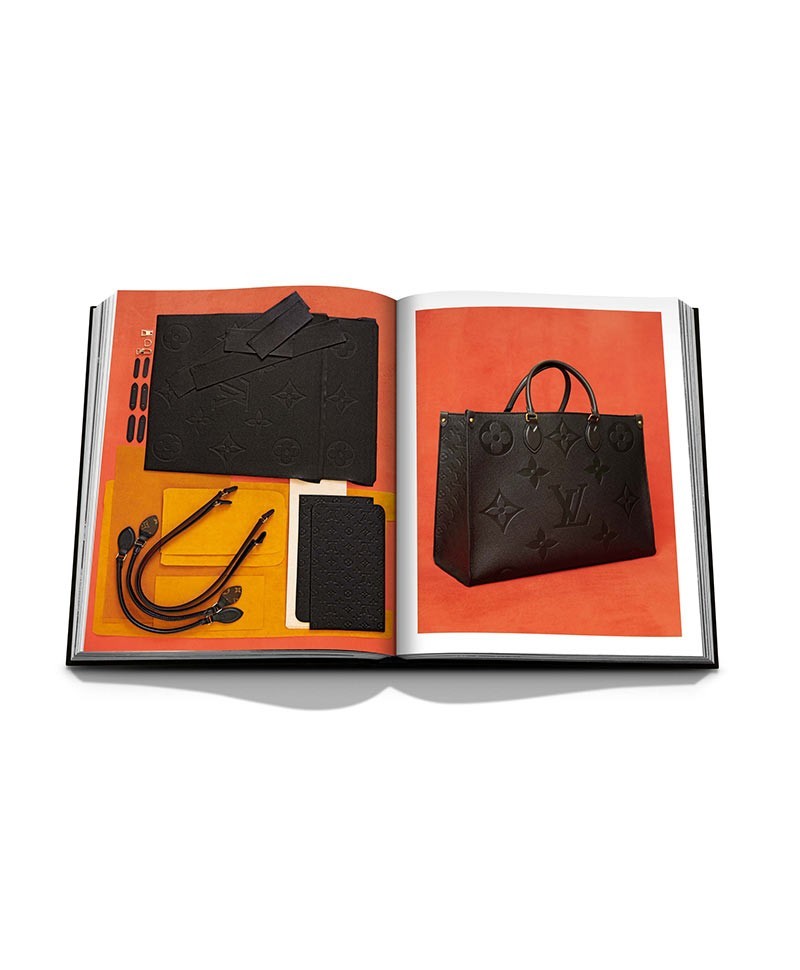 Hier sehen Sie einen Einblick in den Bildband Louis Vuitton Manufactures von Assouline im RAUM concept store.