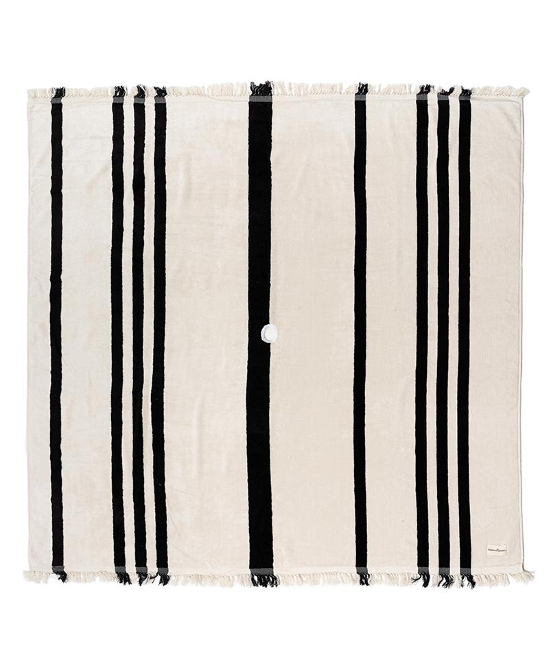 Hier abgebildet ist das Beach Blanket in vintage black stripe von Business & Pleasure Co. – im RAUM concept store