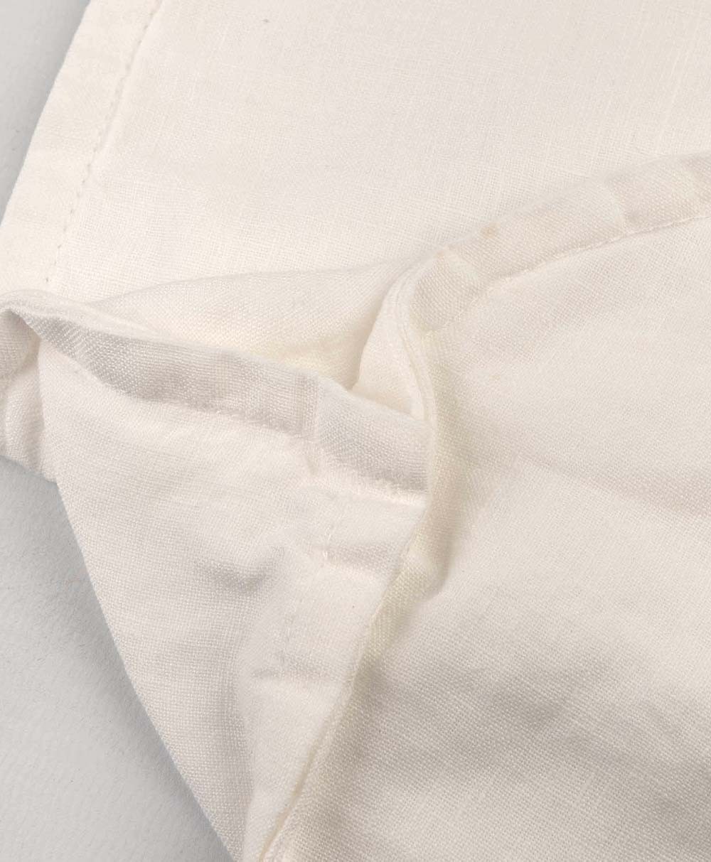 Hier abgebildet ein Closeup in Farbe bianco von Society Limonta - RAUM concept store