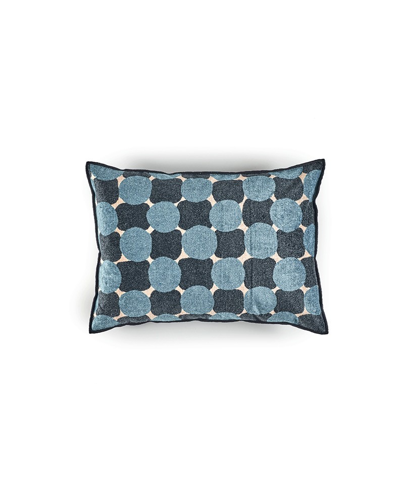 Das Produktbild zeigt das Kissen Borsalino in der Farbe blue dreams von Élitis im RAUM concept store