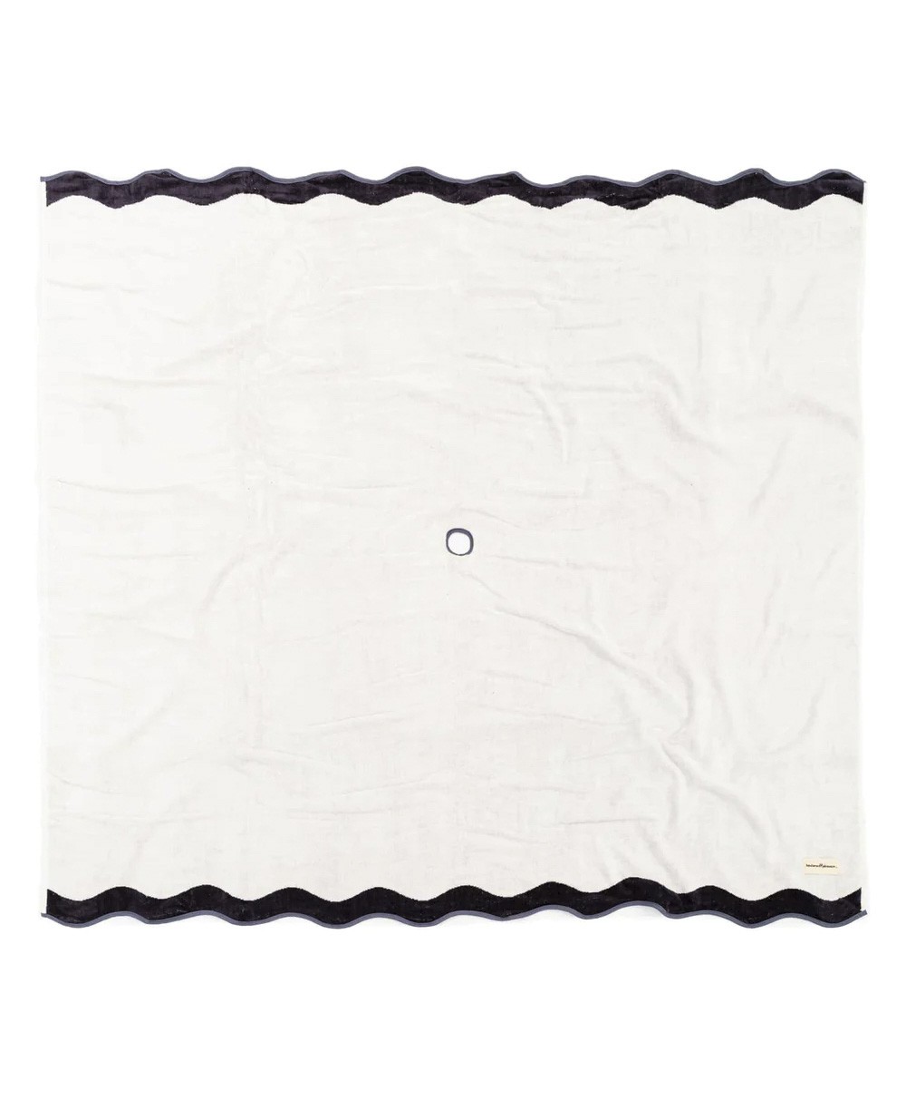 Die Stranddecke „Beach Blanket“ in der Farbe Rivie White  aus der 2024 Sommer Kollektion von Business & Pleasure im RAUM concept store.