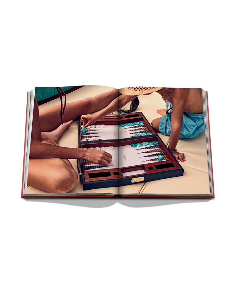 Dieses Produktbild zeigt einen Einblick in den Bildband Riva Aquarama von Assouline im RAUM concept store.