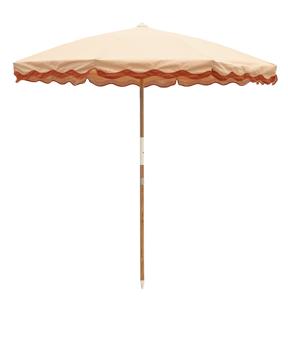 Der Sonnenschirm Amalfi Beach Umbrella  im Rivie Pink Design aus der 2024 Sommer Kollektion von Business & Pleasure im RAUM concept store.