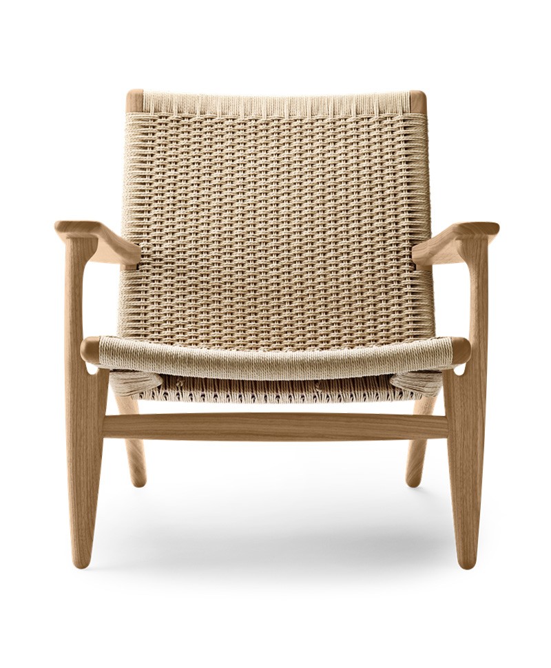 Hier abgebildet ist der Lounge Chair CH25 von Carl Hansen & Sons – im RAUM concept store