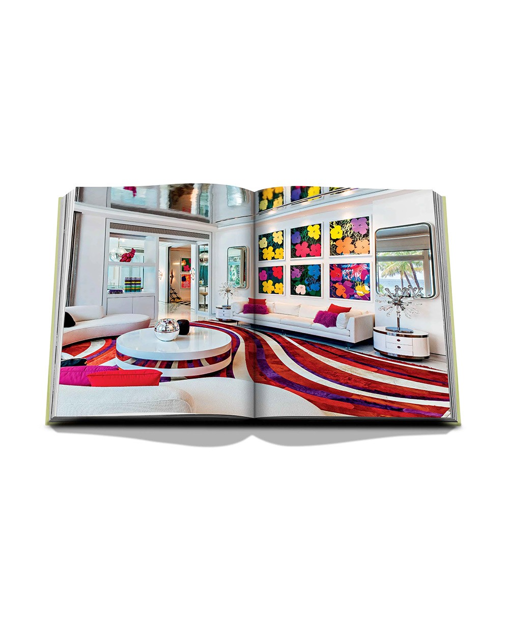 Aufgeschlagene Seite des Coffee Table Books „Popart Style“ von Assouline im RAUM concept store 