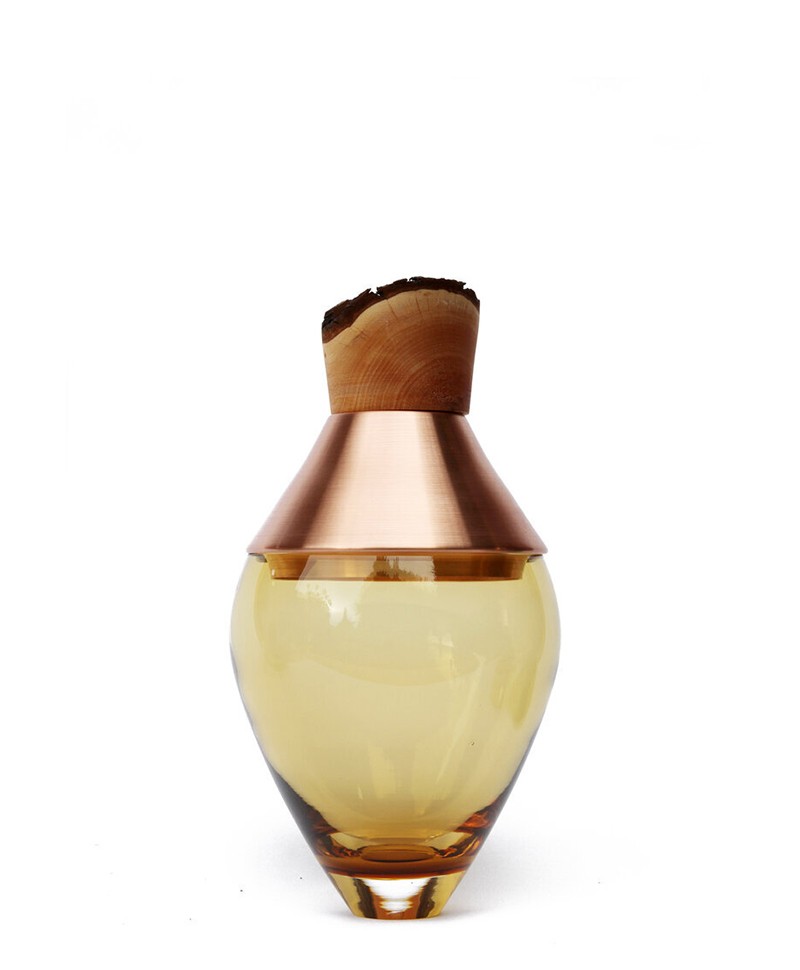Dieses Produktbild zeigt die Glasvase India small in amber von Utopia & Utility im RAUM concept store.