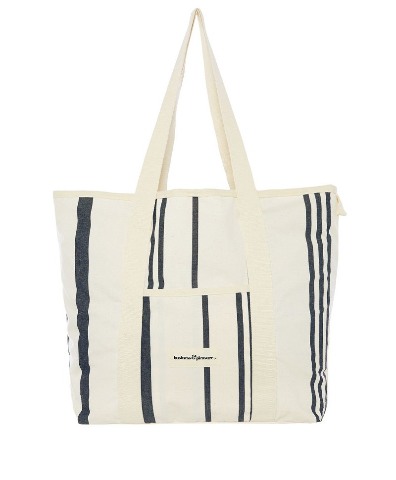 Hier abgebildet ist die Strandtasche Beach Bag in vintage black stripe von Business & Pleasure Co. – im RAUM concept store