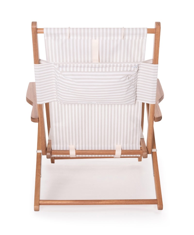 Hier abgebildet ist der The Tommy Chair in lauren´s sage stripe von Business & Pleasure Co. – im RAUM concept store