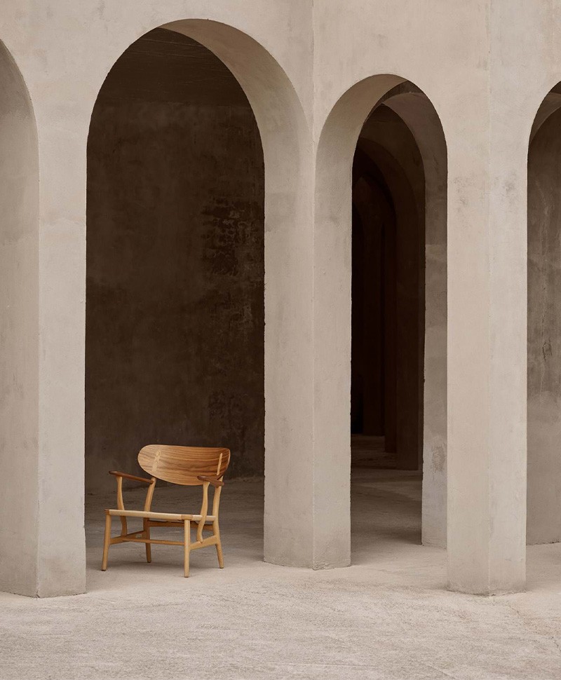 Hier abgebildet ist ein Moodbild des Lounge Chair CH22 von Carl Hansen & Son – im RAUM concept store