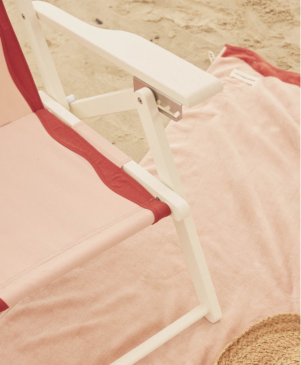 Hier abgebildet ist ein Moodbild des The Tommy Chairs in Rivie Pink von Business & Pleasure Co. – im RAUM concept store