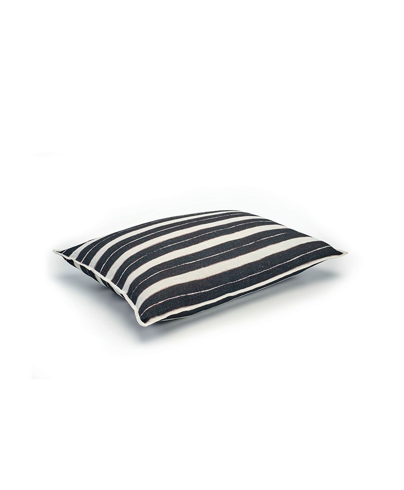 Das Produktbild zeigt das Kissen Secret Stripe in der Farbe Black von Élitis im RAUM concept store
