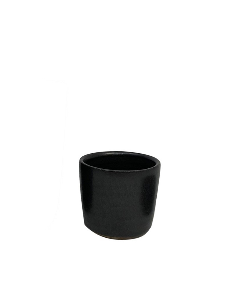 Hier sehen Sie den schwarzen Keramik-Becher von Raumgestalt in klein – RAUM concept store