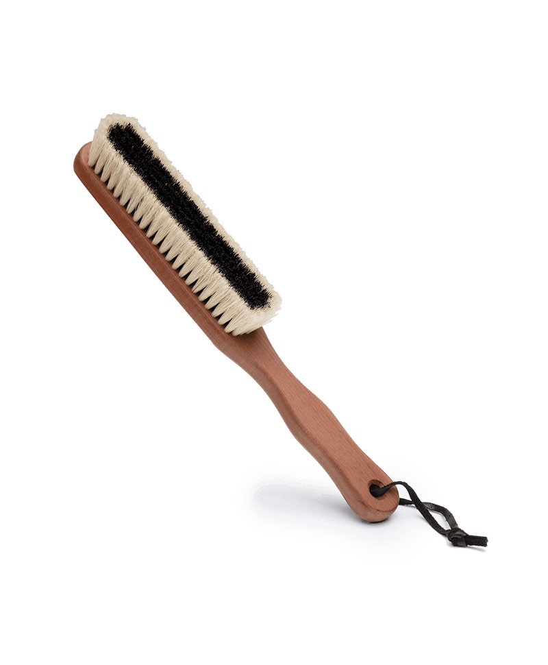 Dieses Produktbild zeigt die Kaschmirbürste Cashmere Brush von The Laundress im RAUM concept store.