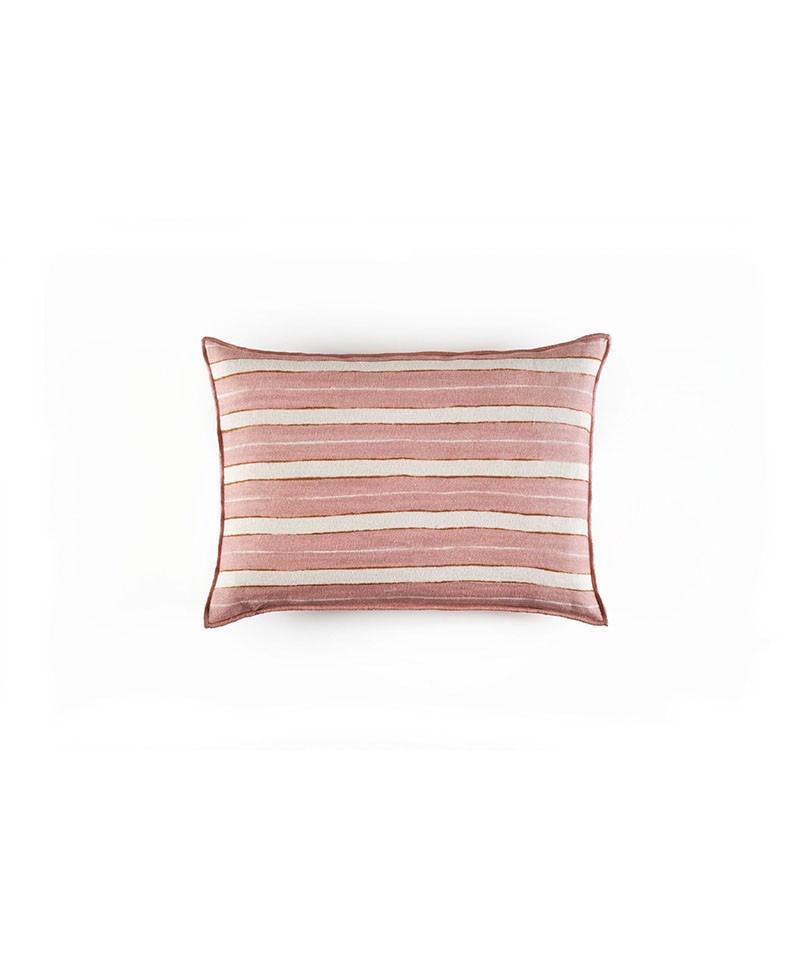 Das Produktbild zeigt das Kissen Secret Stripe in der Farbe Romance von Élitis im RAUM concept store