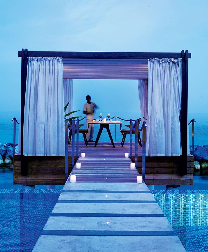 Hier sehen Sie ein Foto vom Velaa Private Island Resort auf den Malediven von den Reiseexperten von art of travel im RAUM concept store