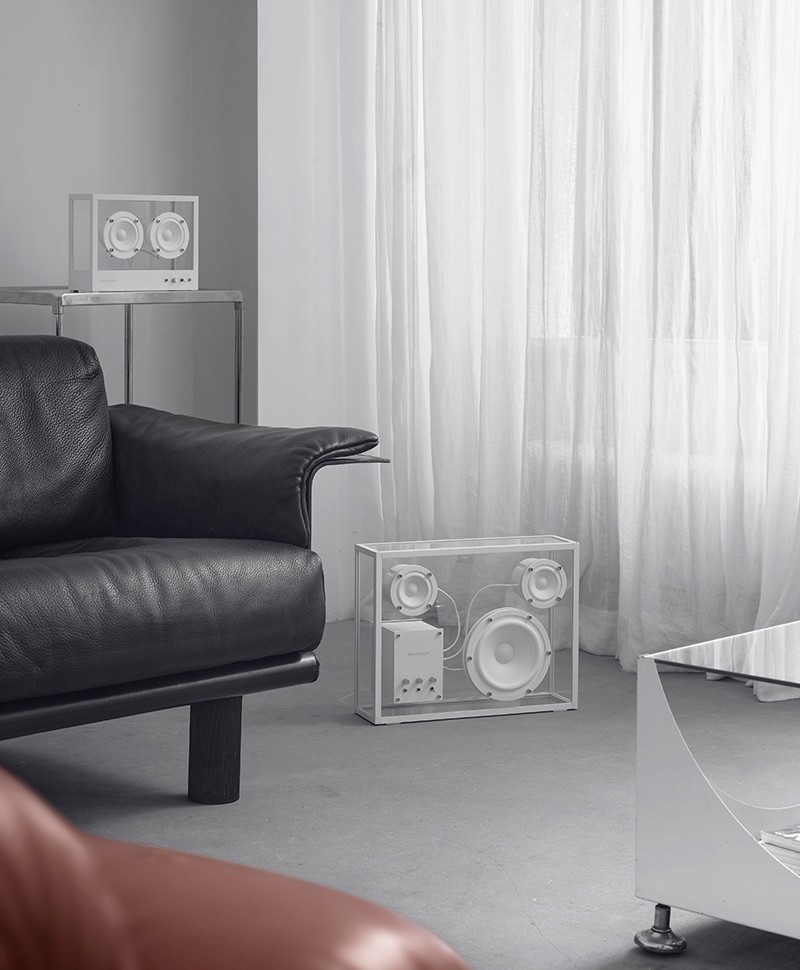 Hier ist ein Moodfoto des großen Transparent Speakers in der Farbe White von der Marke Transparent Sound zu sehen – im Onlineshop RAUM concept store