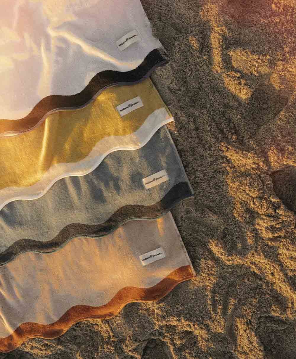 Moodbild zum Strandtuch „Beach Towel“ aus der 2024 Sommer Kollektion von Business & Pleasure im RAUM concept store.