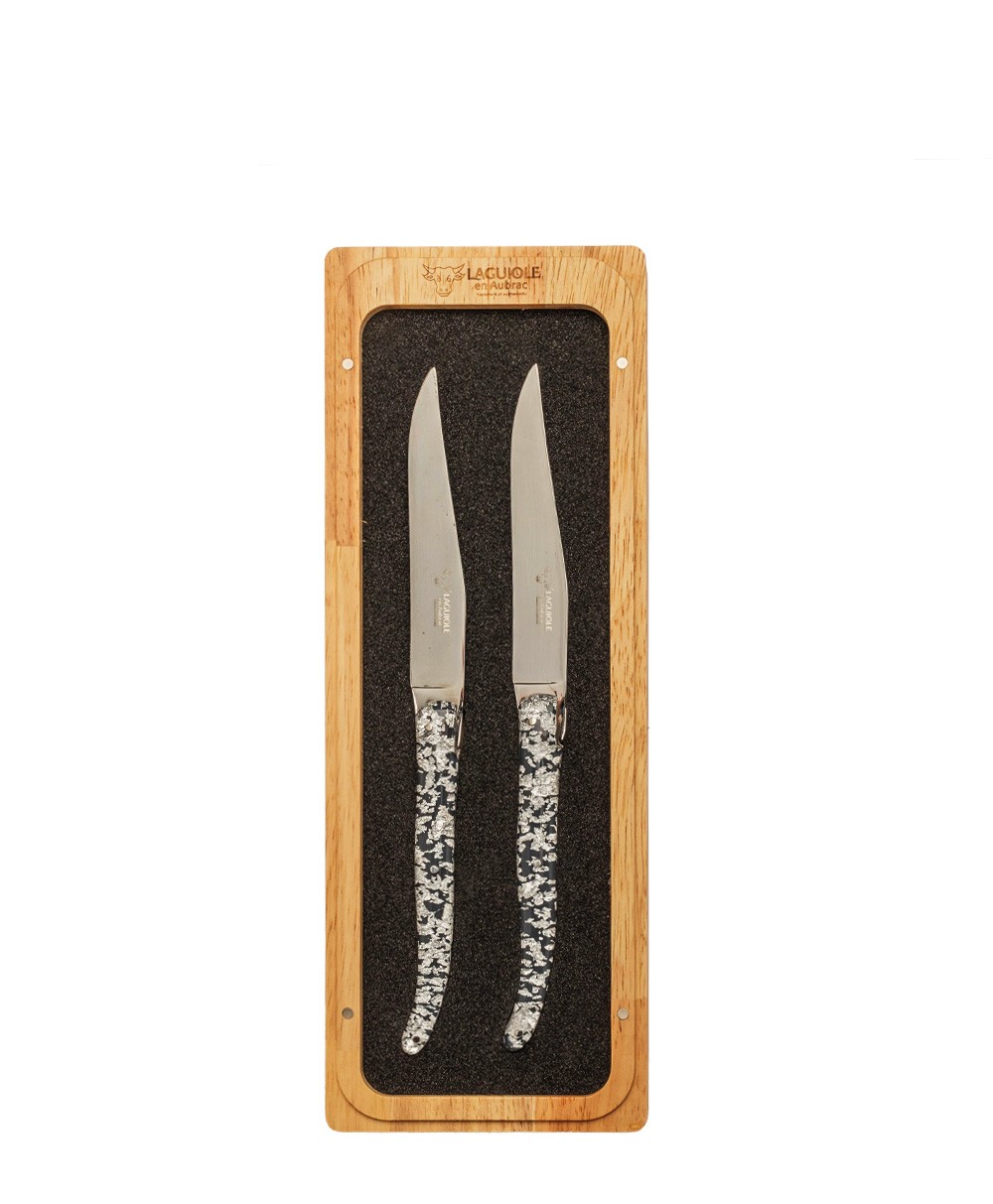 Hier abgebildet ist das Steakmesser-Set mit Acry und Silberpailletten mit Titanklinge von Laguiole en Aubrac – im Onlineshop RAUm concept store