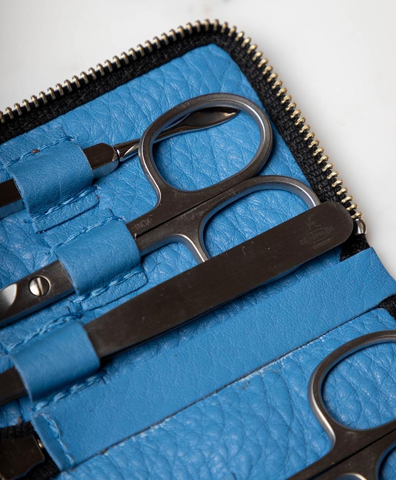 Das Moodlbild zeigt das Chervo Manicure ZIP S – Maniküre-Etui Chervo Kalbleder von F.Hammann in der Farbe royal blue von innen – im Onlineshop RAUM concept store