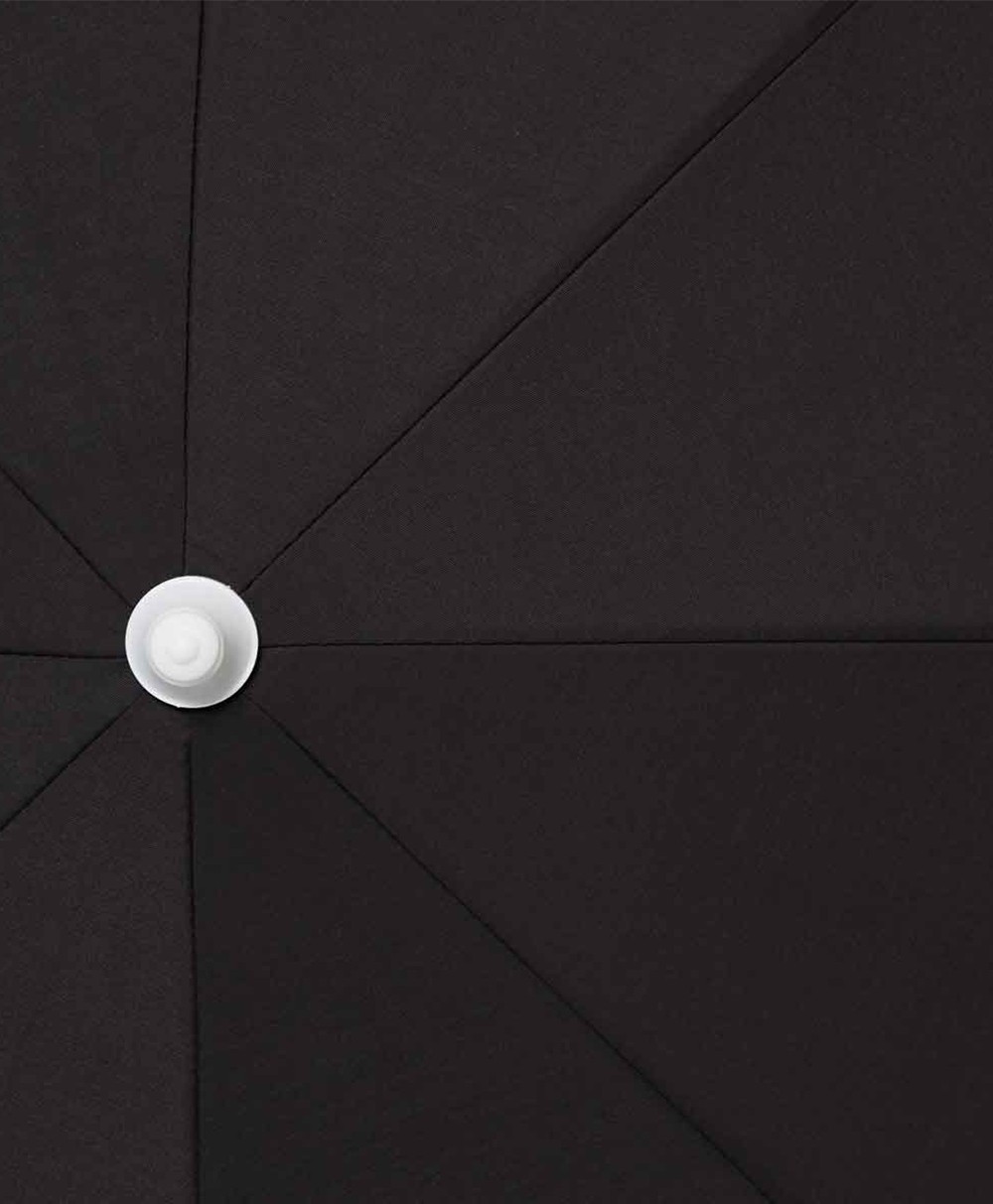 Ein Detailbild von dem Sonnenschirm „Holiday Beach Umbrella“ im schwarzen Design aus der 2023 Sommer Kollektion von Business&Pleasure im RAUM concept store.