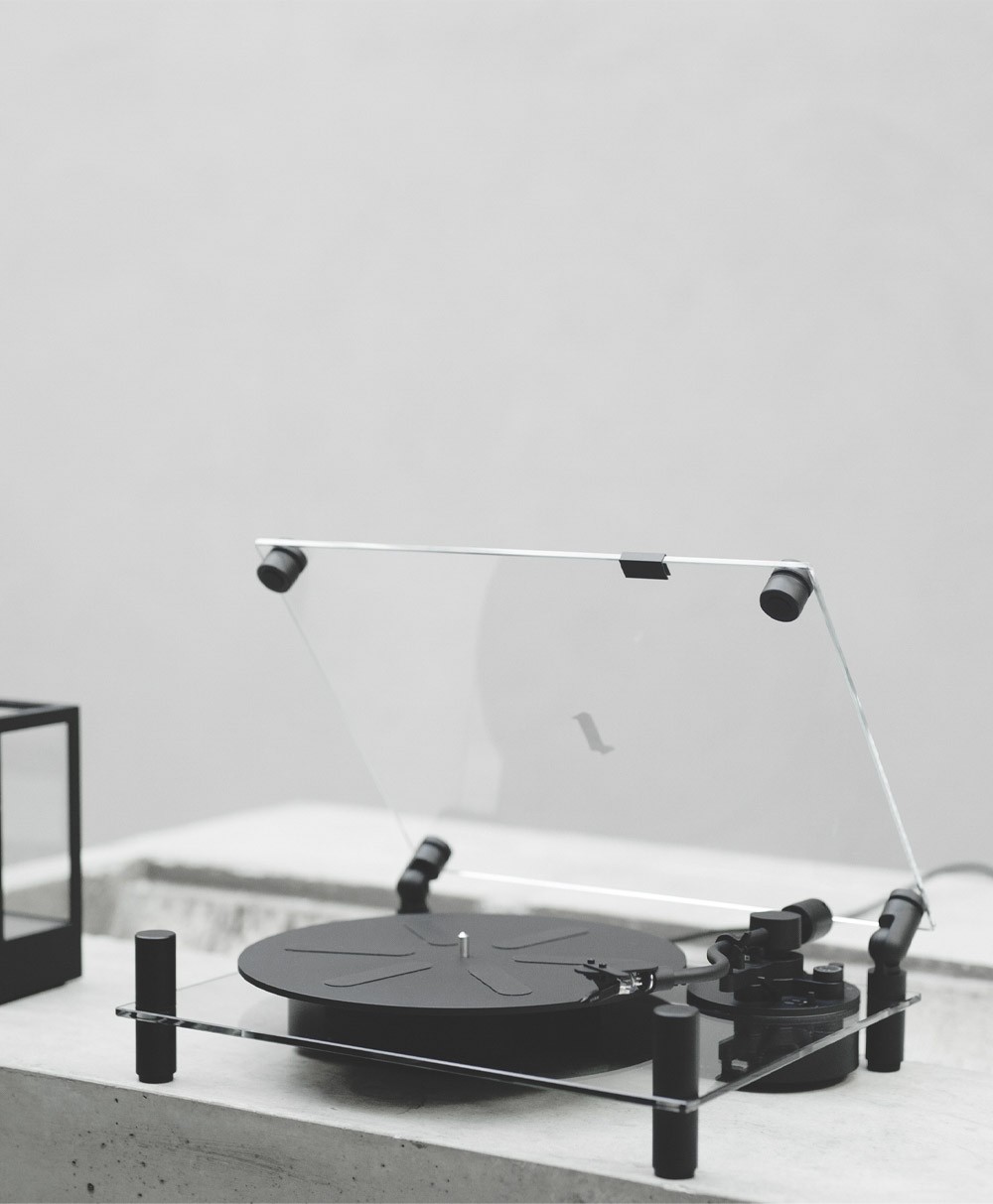 Hier ist ein Moodbild des Transparent Turntables in der Farbe Black von der Marke Transparent Sound zu sehen – im Onlineshop RAUM concept store