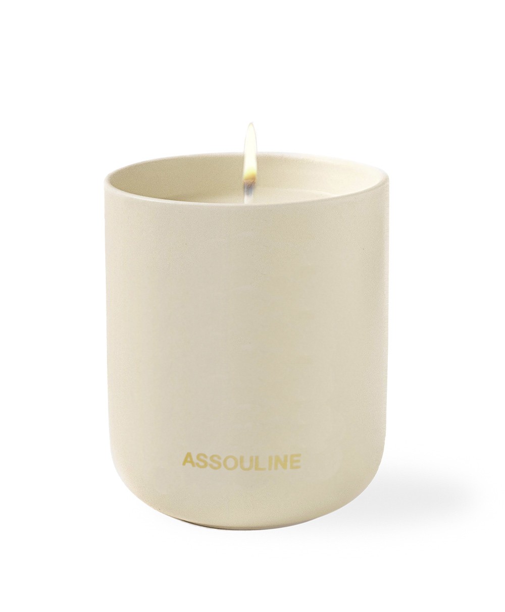 Dieses Bild zeigt die Rückseite des Produktbildes der Travel from Home Candle von Assouline im RAUM concept store