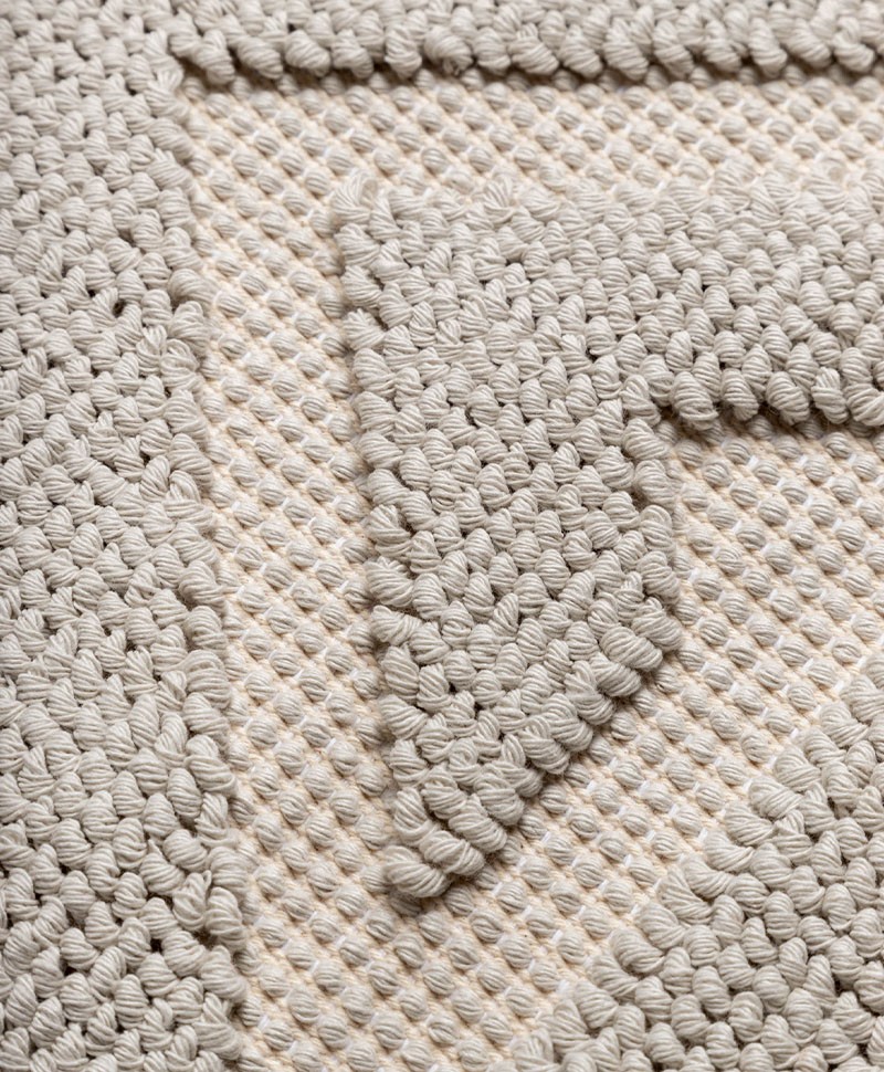 Hier zu sehen der Teppich Rombi von Mastro Raphael in hellgrau - RAUM concept store
