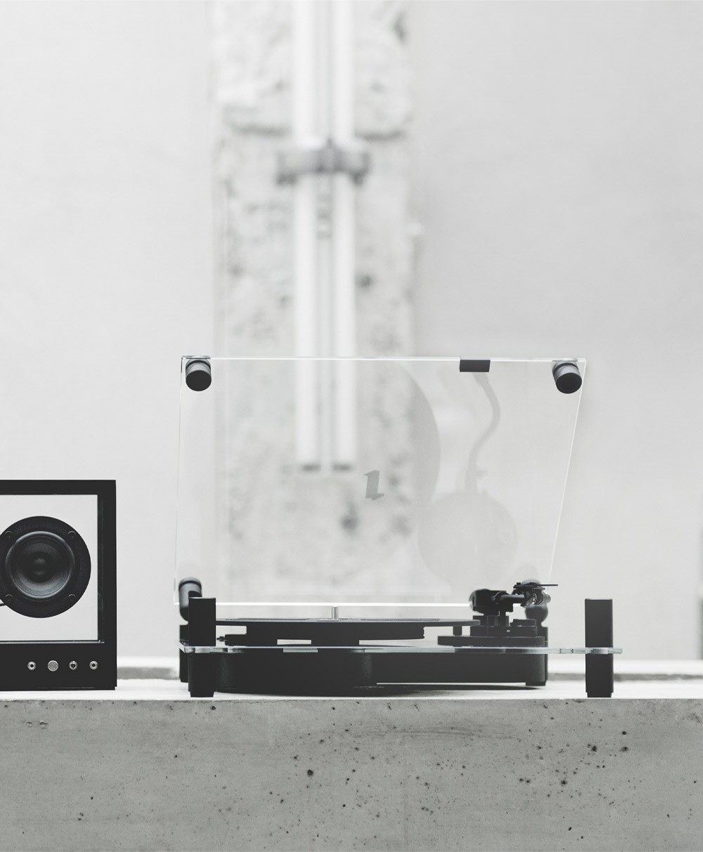 Hier ist ein Moodbild des Transparent Turntables in der Farbe Black von der Marke Transparent Sound zu sehen – im Onlineshop RAUM concept store
