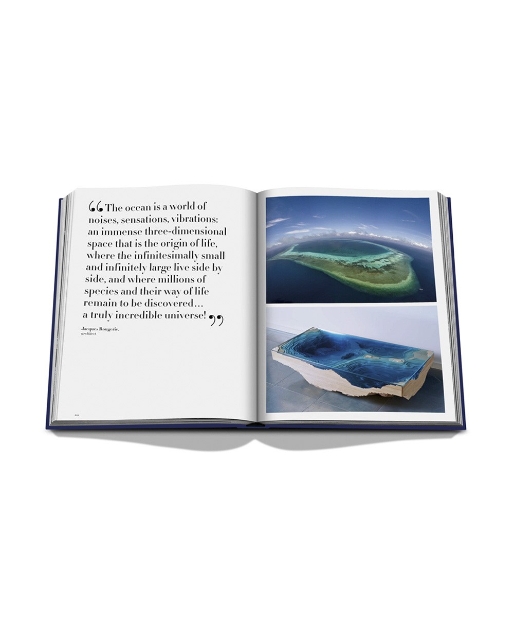 Aufgeschlagene Seite des Bildbands „Ocean Wanderlust“ von Assouline im RAUM concept store 
