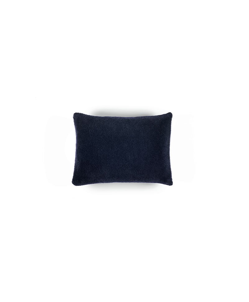 Das Produktbild zeigt das kleine Wollsamt-Kissen Wool Plush in der Farbe Bleu Nuit von Élitis im RAUM concept store