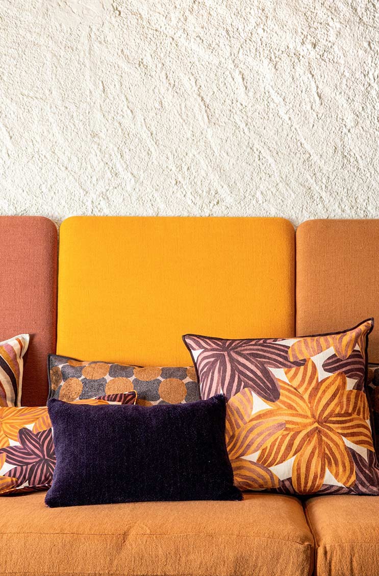 Das Moodbild zeigt Kissen von Élitis auf einem Sofa – im Onlineshop RAUM concept store