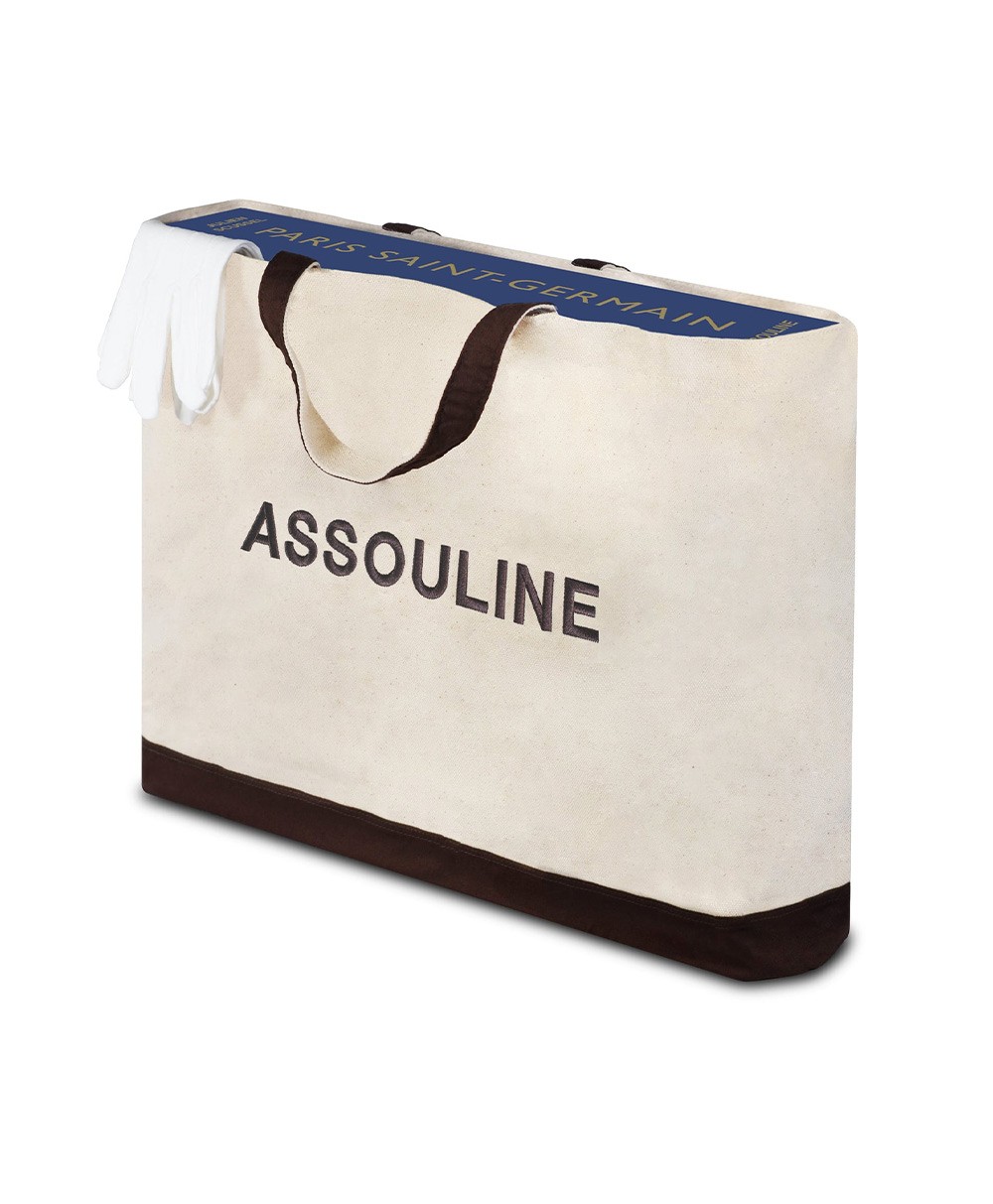 Tasche zur Ultimate Collection von Assouline, Bildband „Paris Saint-Germain“ im RAUM concept store 