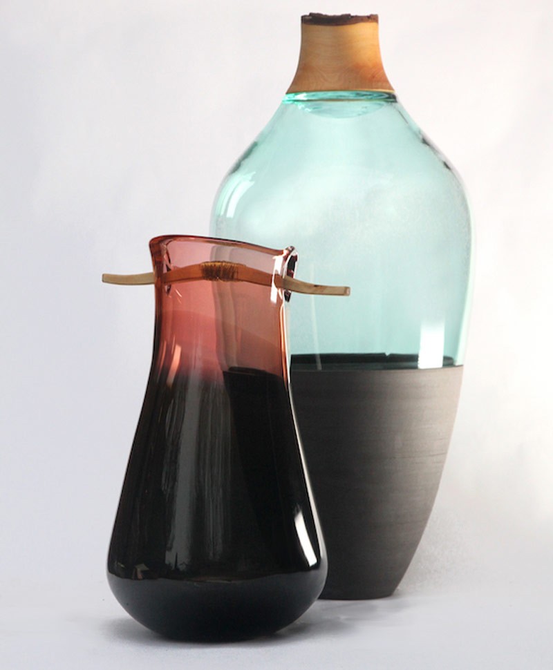 Dieses Moodbild zeigt die Glasvase Heiki in rose brown von Utopia & Utility im RAUM concept store.