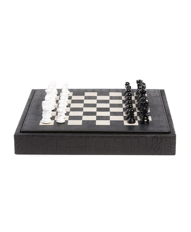 Dieses Produktbild zeigt die Chess Box Alligator in black von Hector Saxe im RAUM concept store.