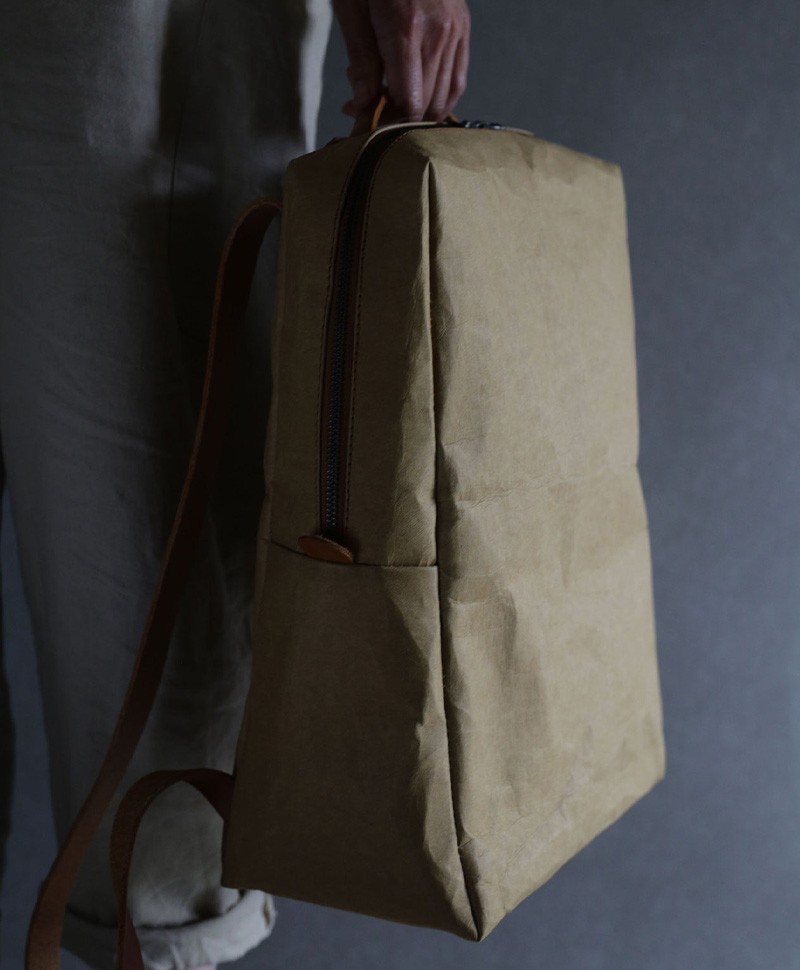 Hier sehen Sie: Backpack - Rucksack aus Papier sand%byManufacturer%