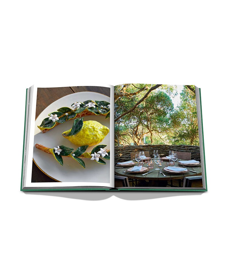 Hier abgebildet ist eine Doppelseite des Travel Books Punta del Este von Assouline – im Onlineshop RAUM concept store