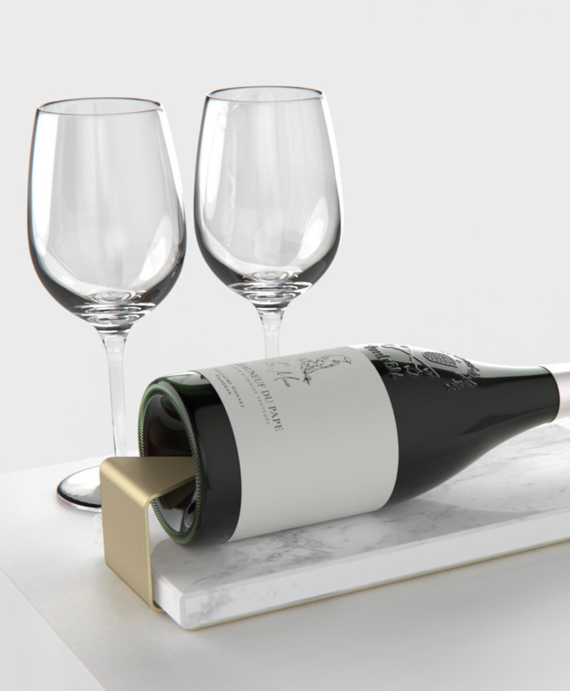 Ein Weinflaschenhalter von Fold Furniture mit einer Flasche Wein und zwei Weingläsern