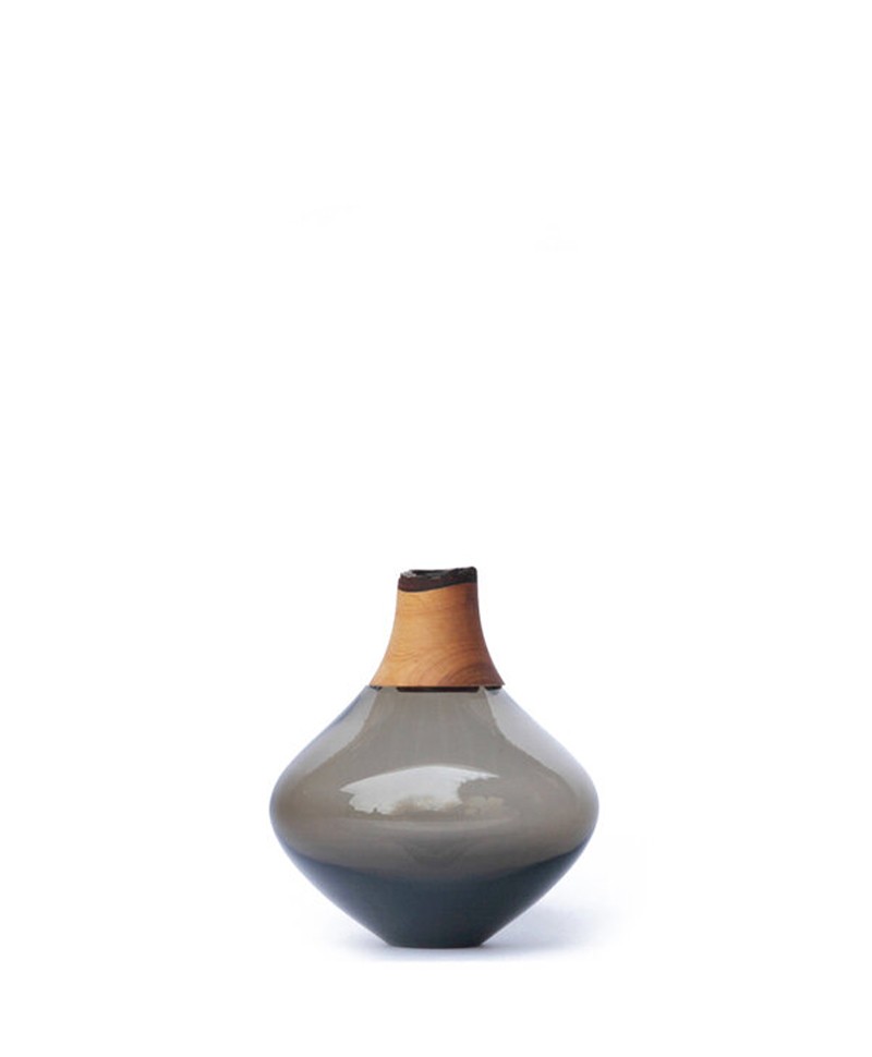 Hier sehen Sie ein Foto der Matisse 2 Grey Vase von Utopia & Utility at RAUM concept store