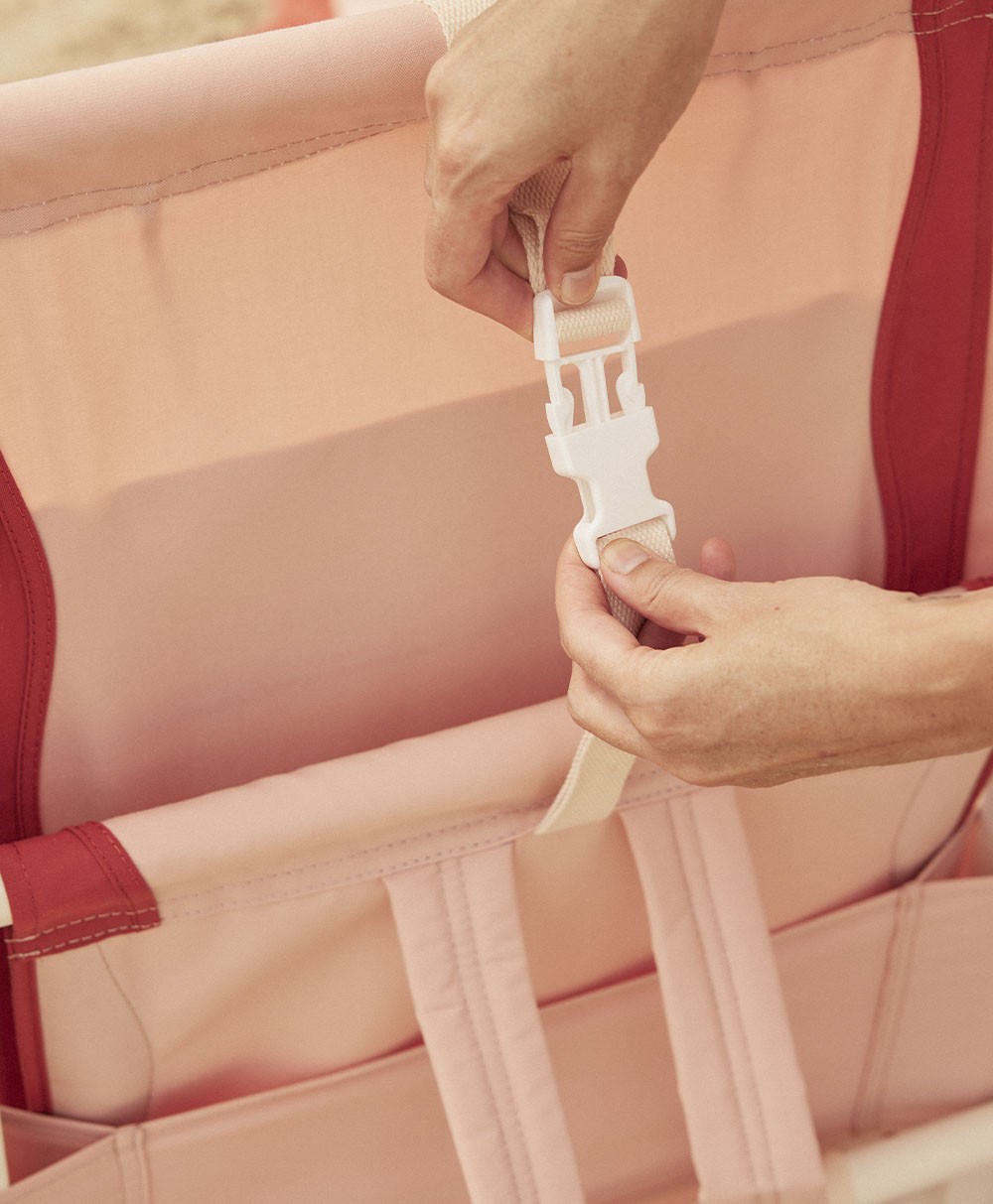 Hier abgebildet ist ein Moodbild des The Tommy Chairs in Rivie Pink von Business & Pleasure Co. – im RAUM concept store