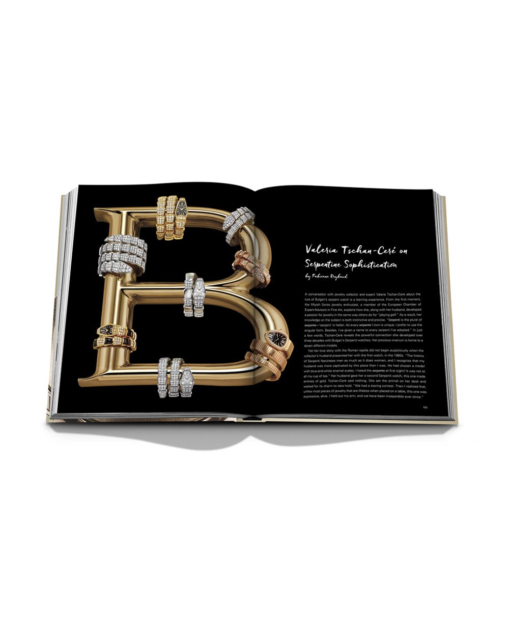 Aufgeschlagene Seite des Legend Books „Bulgari: Beyond Time“ von Assouline im RAUM concept store 